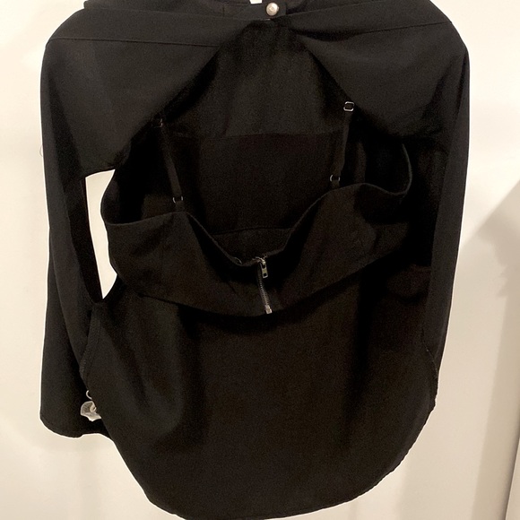 Black top with back opening design - Picture 3 of 4